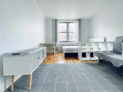 Large living room, 5 closets, HDTV room,Â roomÂ #3 Main Photo