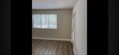 Room for rent in luxury apartment Main Photo