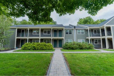 Fully updated dog friendly rental condounder 5 min Main Photo