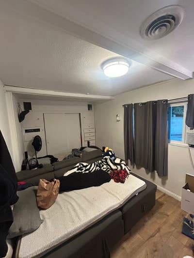 Single room with 1 shared bath Main Photo