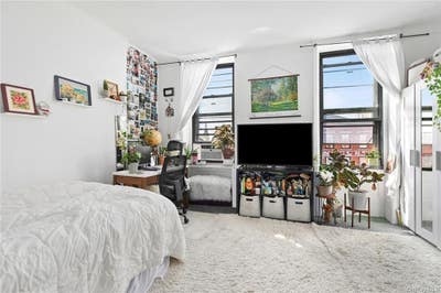 Sunny Bedroom Available in Large 3 Bedroom Apt Bk Main Photo