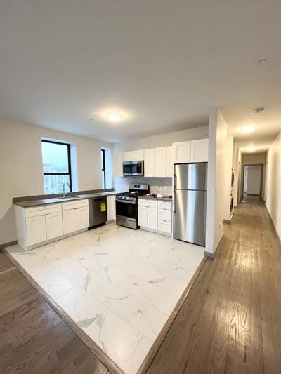 Large Queen size room in 5bed/2bath Apt-W/D Main Photo