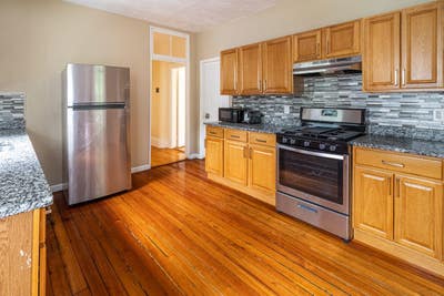 4 bed in Roxbury on a flexible lease Main Photo