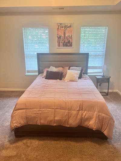 Spacious & Stylish Master Bedroom with own bathroo Main Photo