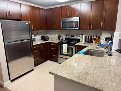 Room Available in 2B2B Apt in Luxury Building Main Photo