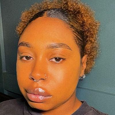 Professional Female seeks a large room Main Photo