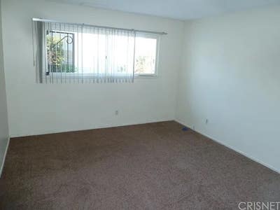 Looking for a roomate in northridge  Main Photo
