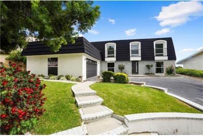 Renting 2 large rooms & 1 small  Main Photo