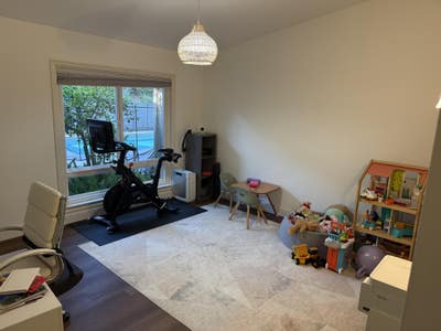 Clean Room in Beautiful Home Main Photo
