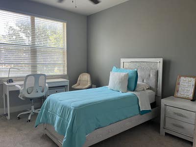 Modern and Cozy Room Main Photo