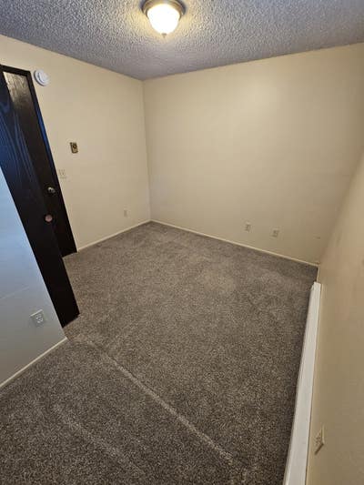 Looking for a clean roommate Main Photo