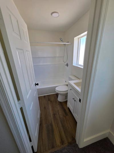 Fully renovated room for rent Main Photo