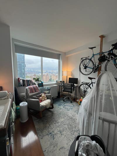 Bright 2 bed/2 bath corner unit with great views Main Photo