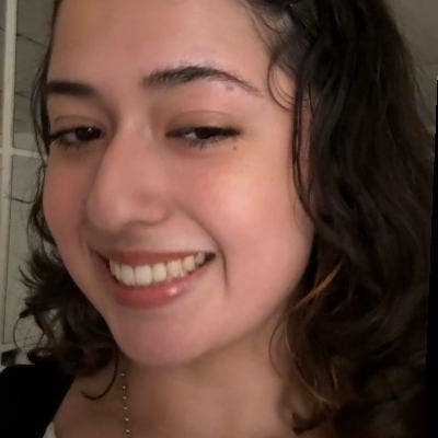 Hello! My name is Caroline, I’m 20 years ol... Main Photo