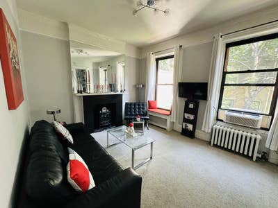 Fully furnished private bedroom in prime Chelsea Main Photo