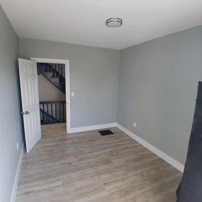 Newly renovated rooms for rent on a quiet suburban Main Photo