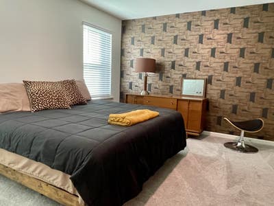Modern new furnished room in townhouse Main Photo