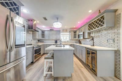 Amazing Stay Home close to everything  Main Photo