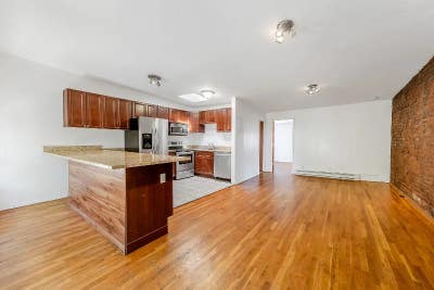 Chic 1 Bed Bath Condo in Long Island  Main Photo