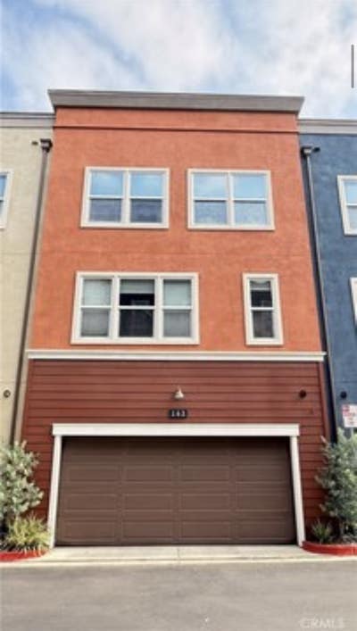 Downtown Covina townhouse has 2 bedrooms available Main Photo