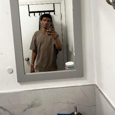 Looking for room, day trader, retail manager  Main Photo