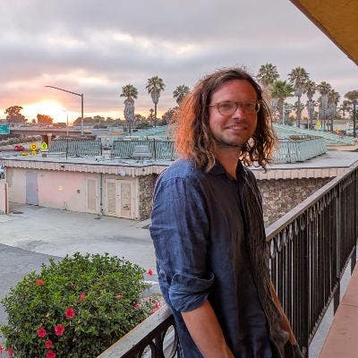 Professional Male seeks a small or large room Main Photo