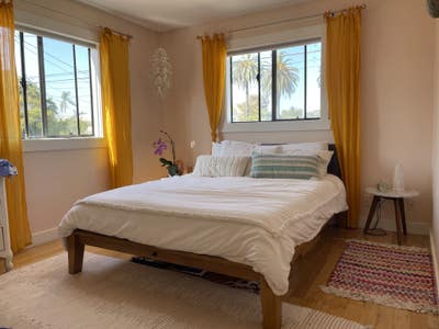 Private room with natural light and walk-in closet Main Photo