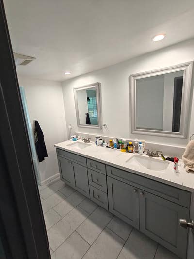 Looking for 1 or 2 roommates  Main Photo