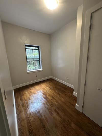 Massive 6 bedroom duplex with 1 room available.  Main Photo