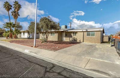 Cozy quiet room with closet and ceiling fan  Main Photo