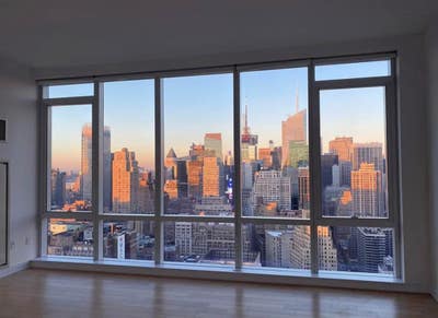 Large room in luxury building with insane views Main Photo