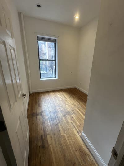 Urgently Needing Roomie $1008 (184St) Main Photo