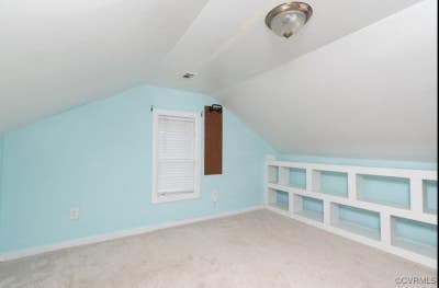 Cozy Upstairs WIth On_Site Laundry!! Main Photo