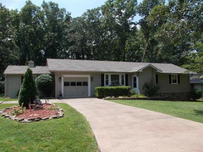 Warminviting one floor layout with private back d Main Photo