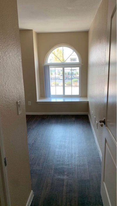 Room for rent in condo Main Photo