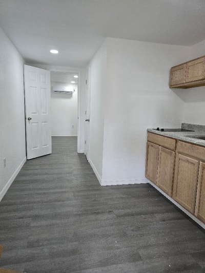 Private 1bedbath Efficiency studio apartment. UTIL Main Photo