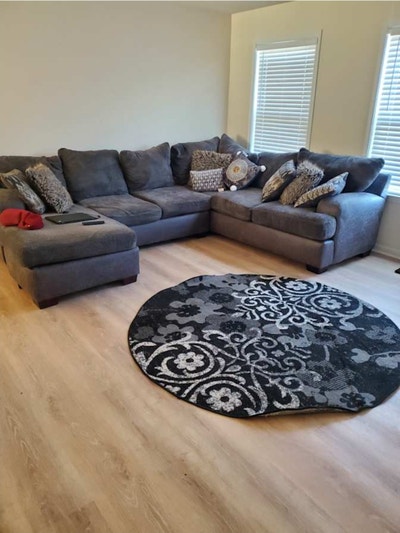 Room for rent shared bathroom/separate living  Main Photo