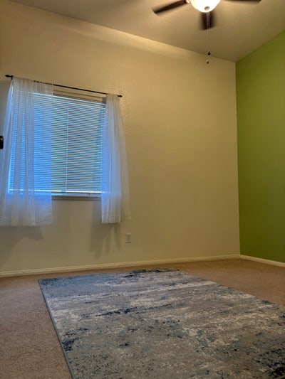 Beautiful room to a female Main Photo