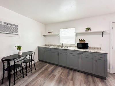 Comfy & newlyrenovated Tampa Additional Housing Un Main Photo