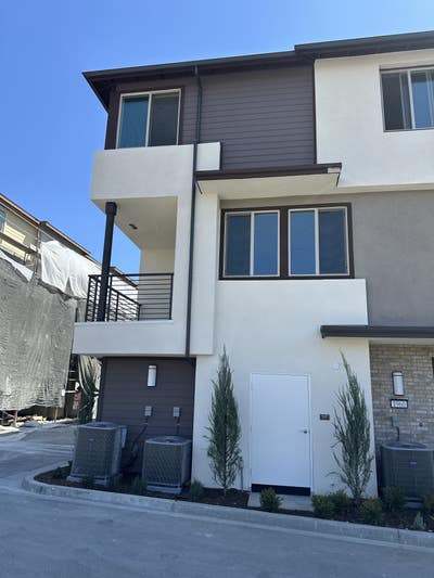 Bedroom with private bathroom in 3bd/3ba Townhome  Main Photo