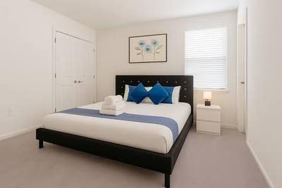 Great Value King Bedroom near Disney | Fully Furn Main Photo