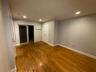 Condo room with private balcony  Main Photo