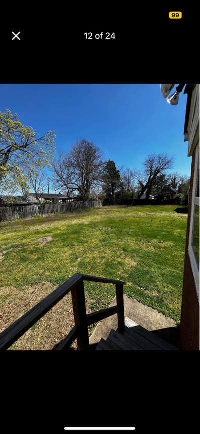 Large room with yard,parking, and metro!  Main Photo