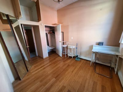 Room in Greenpoint  Main Photo