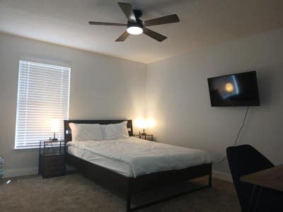 Spacious Queen Room for Rent in Luxury Home in Pl Main Photo