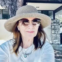 Hi, I am a flight attendant looking to live c... Main Photo
