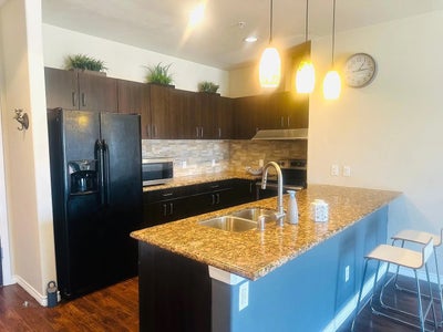 Looking for a male roommate Main Photo