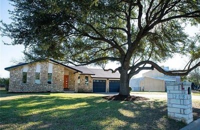 Large Primary Room in Tucked in Neighborhood  Main Photo