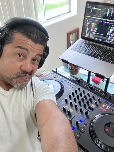 I am a male age 51 with a busy schedule, loo... Main Photo