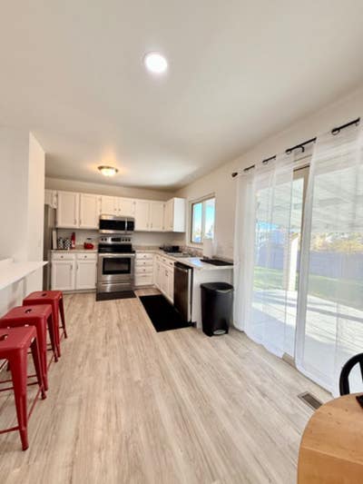 Large Room for Rent with Queen Size Bed & Walk_in Main Photo